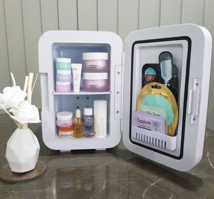 Organización de maquillaje y skin care en un mini refri