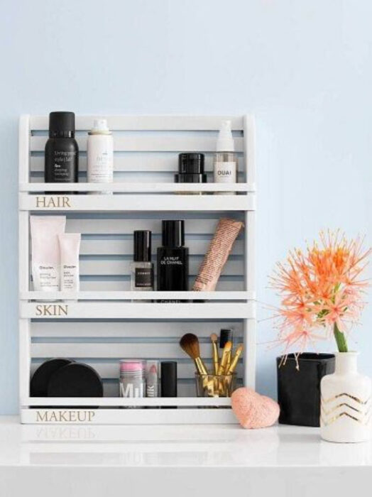Organización de maquillaje y skin care en armazón de repisas sobre la pared