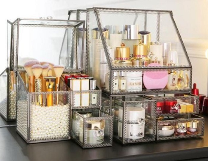 Organización de maquillaje y skin care en armazón de cristal