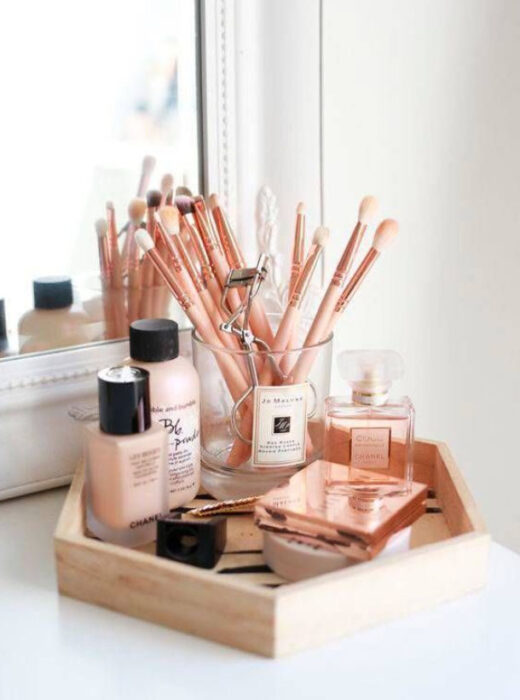 Organización de maquillaje y skin care dentro de una bandeja en forma de hexágono