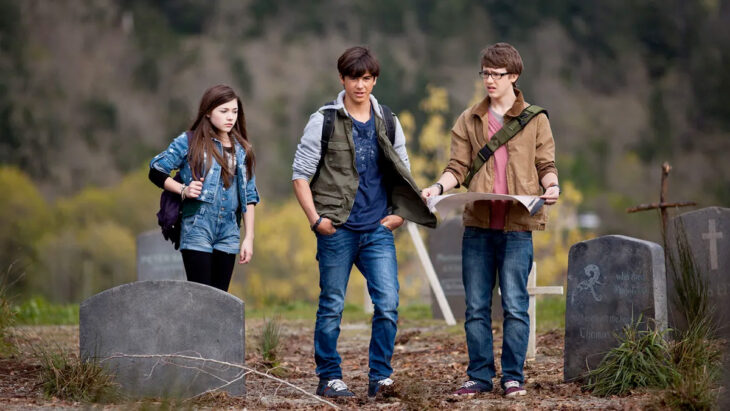 Elenco de la serie Deadtime Stories en un panteón