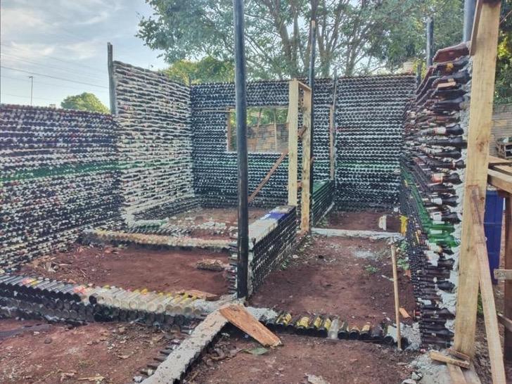 Matrimonio construye casa hecha con botellas
