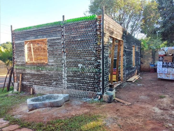 Matrimonio construye casa hecha con botellas