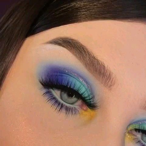 Chica con un maquillaje de ojos en tonos azules y amarillos