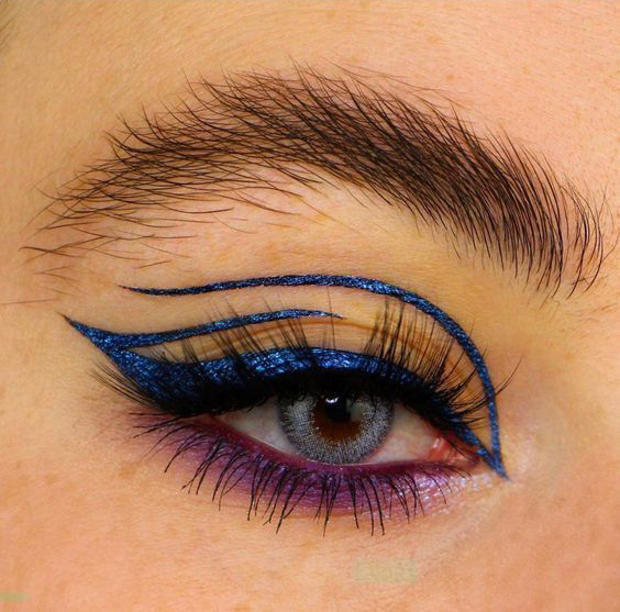 Chica con un maquillaje de ojos en tonos azules con un delineado de color morado