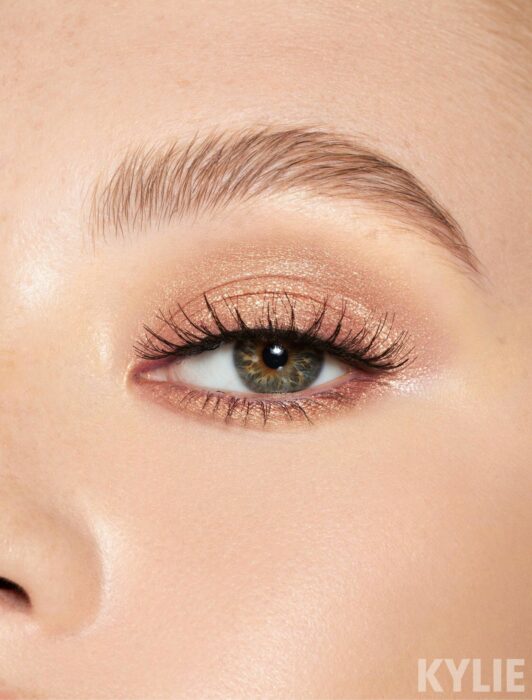 Chica con un maquillaje de ojos en color dorado y rosa muy natural