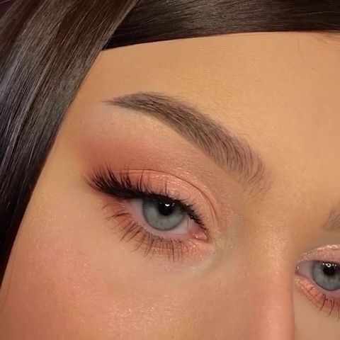 Chica con un maquillaje de ojos al natural en tonos rosados