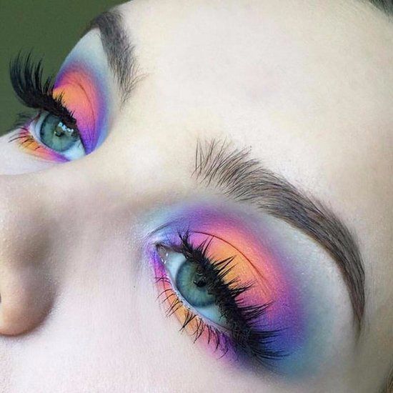 Chica con un maquillaje de ojos en varios tonos amarillos, rosas y morados