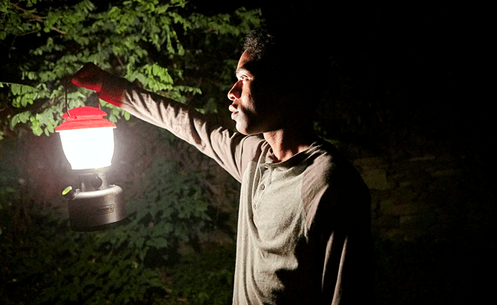 escena de it comes at night