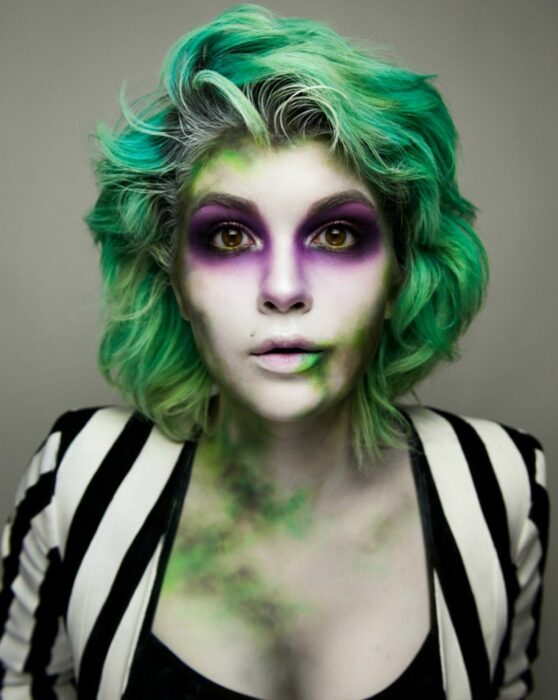 Chica con el cabello teñido de verde como Beetlejuice