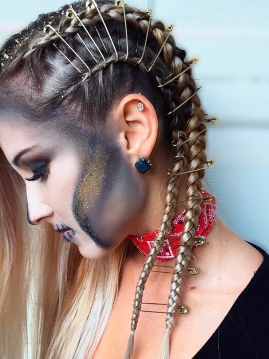 Chica con un peinado de trenzas decoradas con broches