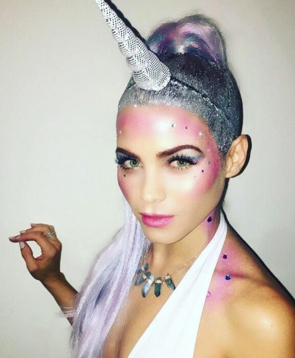 Chica con un peinado similar al de un unicornio
