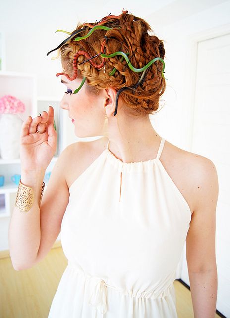 Chica con el cabello trenzado y decoraciones de serpientes