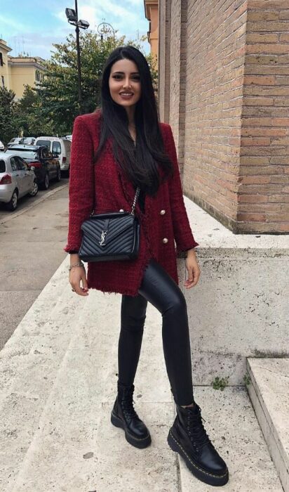 Outfit para la oficina de otoño-invierno de abrigo color vino, leggings de vinil negros y botines negros