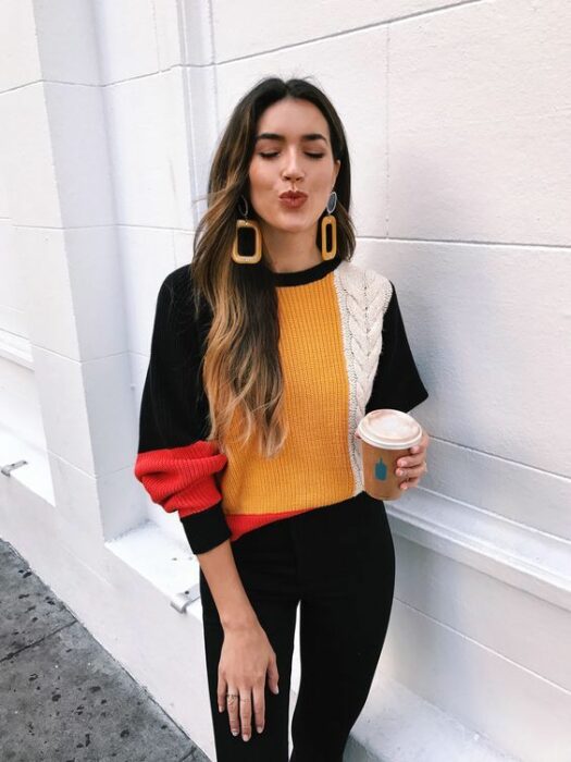 Outfit para la oficina de otoño-invierno de jeans negros y suéter acogedor de colores negro, rojo y blanco