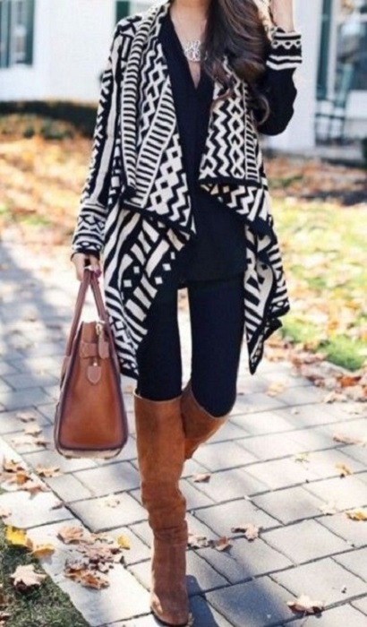 Outfit para la oficina de otoño-invierno de abrigo negro con blanco, blusa y jeans negros, botas y bolsa color camel