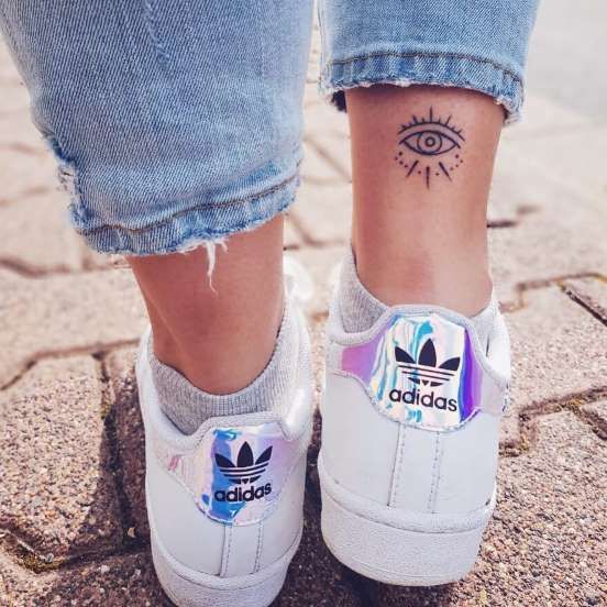Tatuaje en el tobillo en forma de ojo abierto
