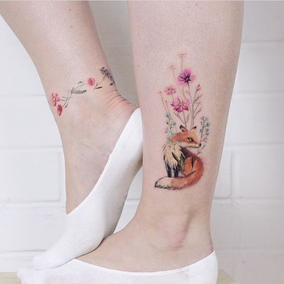 Tatuaje en el tobillo en forma de flores de colores