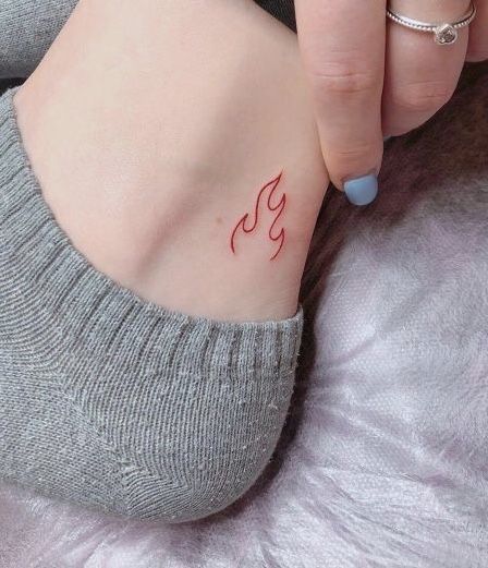 Tatuaje en el tobillo en forma de llama roja