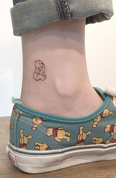 Tatuaje en el tobillo con la silueta de Winnie Pooh