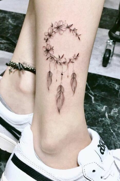 Tatuaje en el tobillo en forma de atrapa sueños