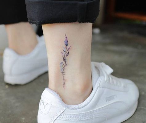 Tatuaje en el tobillo en forma de olivo