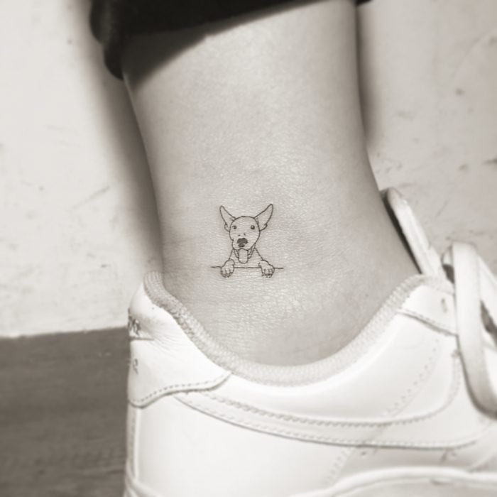Tatuaje en el tobillo en forma de perro