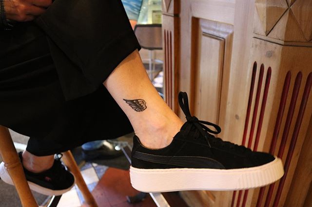 Tatuaje en el tobillo en forma de alas