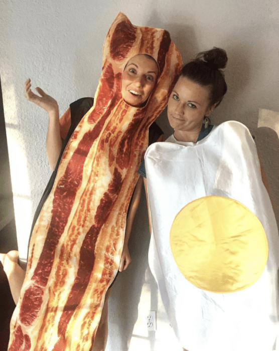 Chicas disfrazadas como un tocino y un huevo