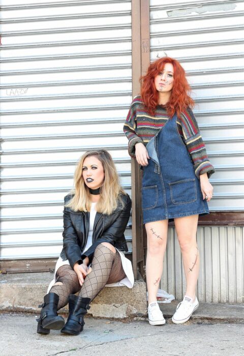 Chicas disfrazadas como Chucky y su novia