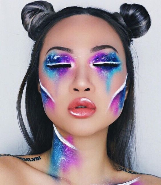 Chica maquillada como universo