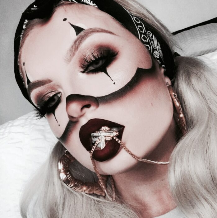 Chica con maquillaje de payaso estilo diabólico