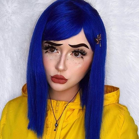 Chica maquillada como Coraline