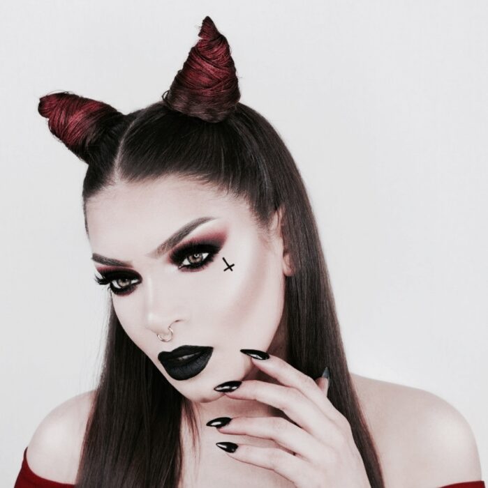 Chica maquillada como diablo