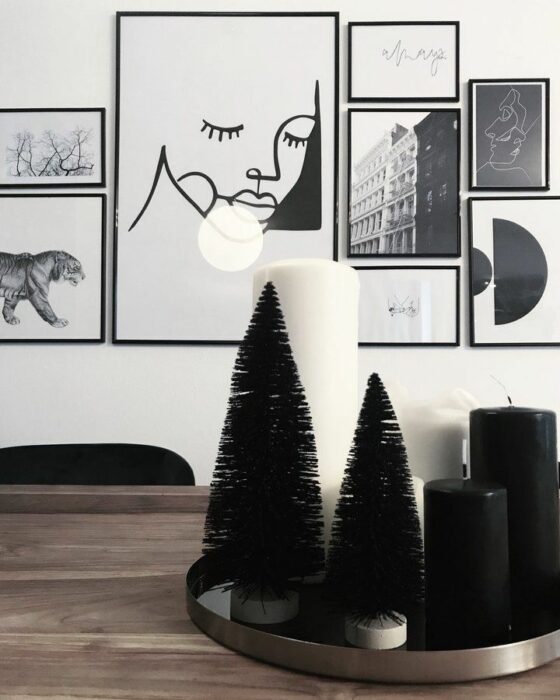 Decoración navideña de pinos con velas en color negro