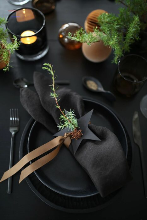 Decoración de mesa navideña en negro, dorado y blanco