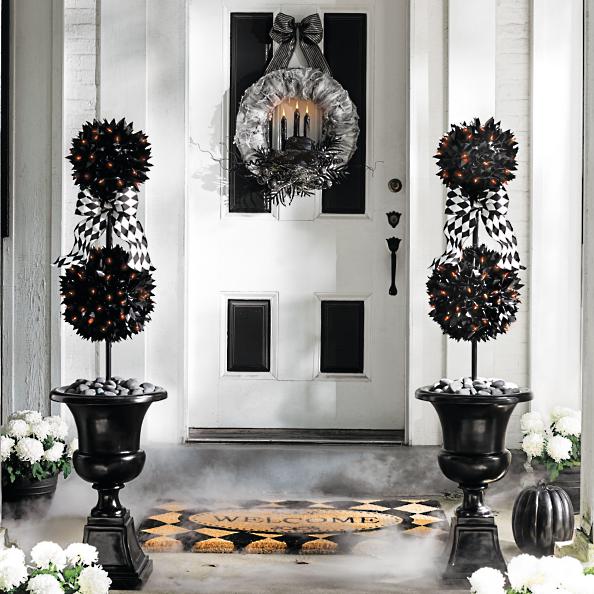 Decoración navideña en negro con detalles en blanco