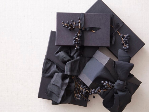 Regalos envueltos en negro