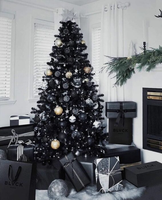 Pino navideño negro decorado con esferas blancas