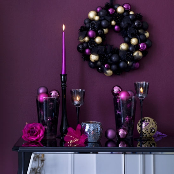 Decoración navideña en morado y negro