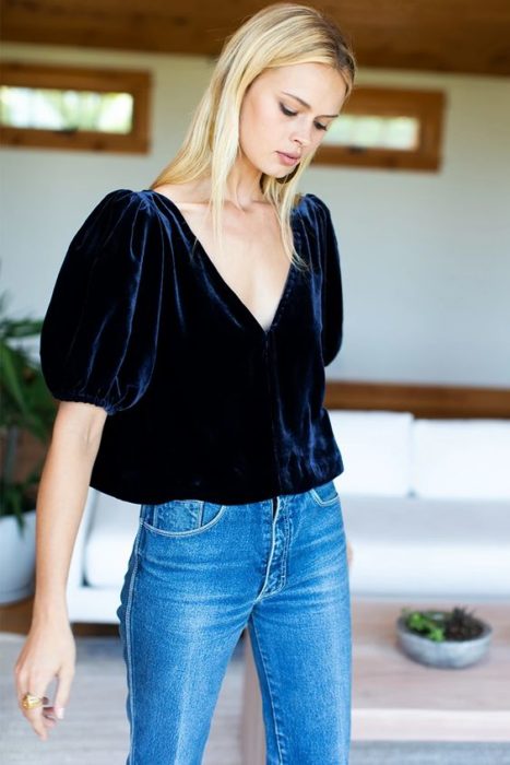 Blusa tipo terciopelo color azul marino, de cuello V y mangas abullonadas