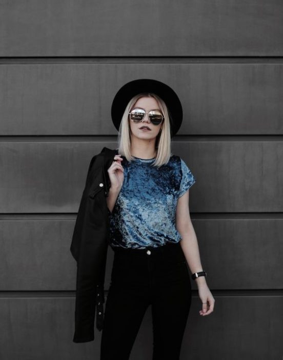 Blusa tipo terciopelo color azul cielo, de manga corta y cuello redondo