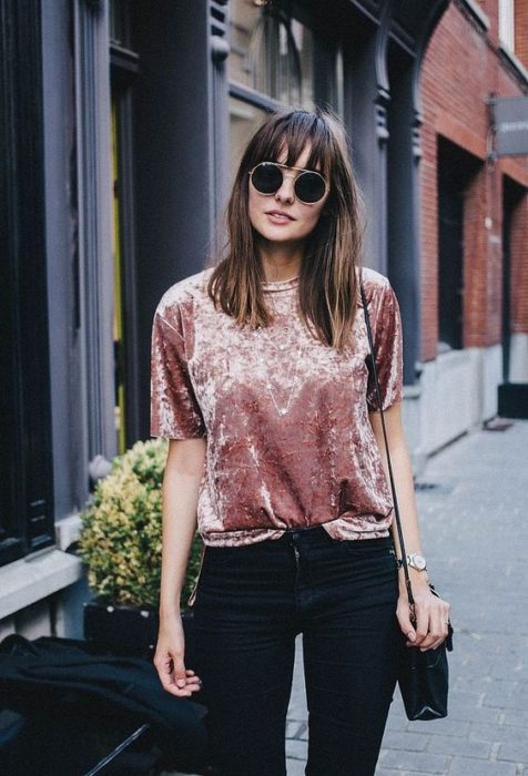Blusa tipo terciopelo color rosa palo, de manga corta y cuello redondo