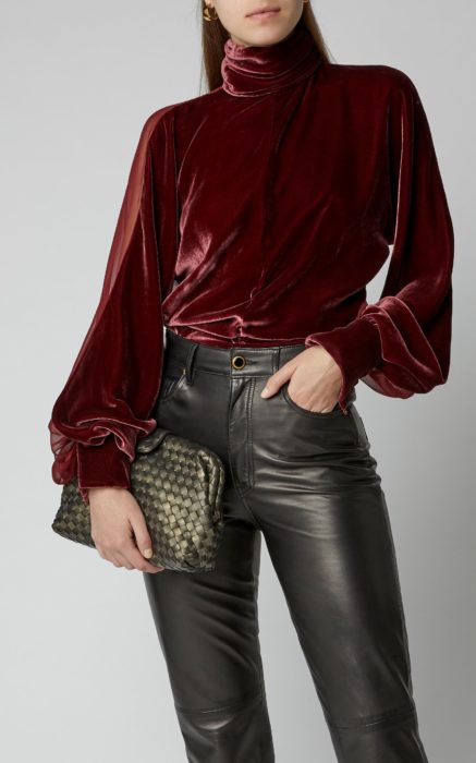Blusa tipo terciopelo color vino, con mangas abullonadas largas y cuello alto