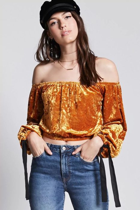 Blusa tipo terciopelo color mostaza, de manga larga y off the shoulder