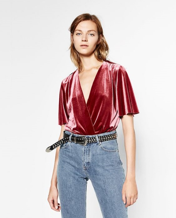 Blusa tipo terciopelo color rosa, cruzada, de manga corta y escote V