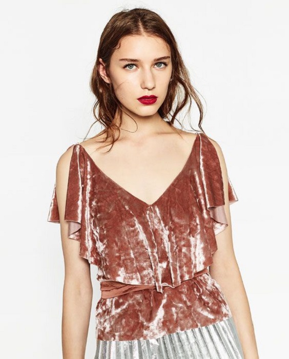 Blusa tipo terciopelo color rosa palo, con vuelo en mangas y volumen en la cintura