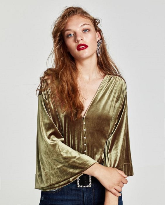 Blusa tipo terciopelo color verde olivo con mangas acampanadas
