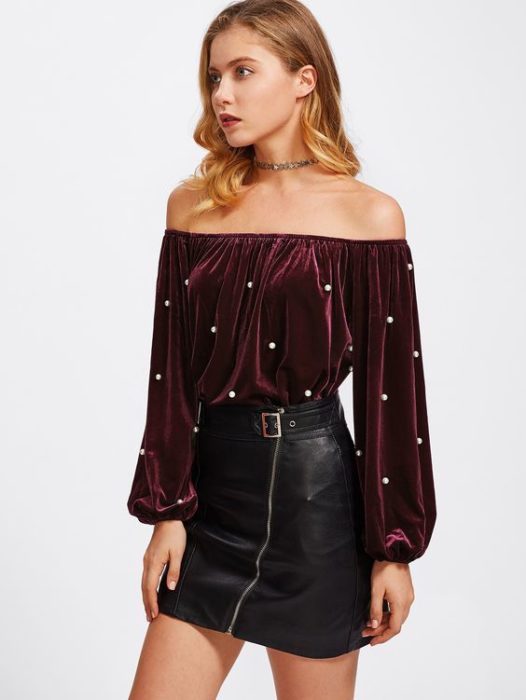 Blusa tipo terciopelo color guinda con perlitas, de manga larga abullonada y off the shoulder