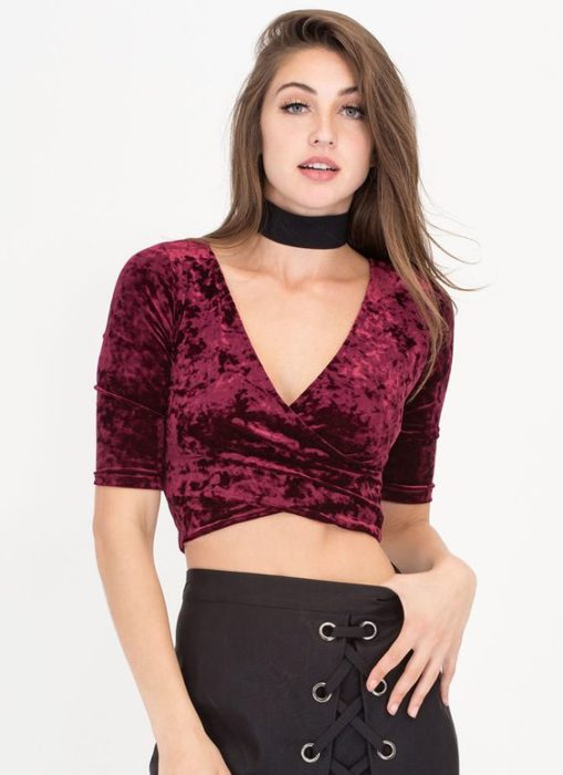 Blusa tipo terciopelo color guinda, de manga corta, cuello V, cruzada y crop top